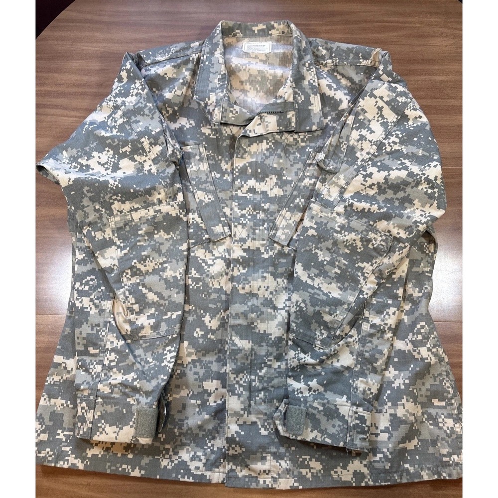 2011 Army Digital Camo Coat Medium Regular Zipper Up Pockets Field Jacket